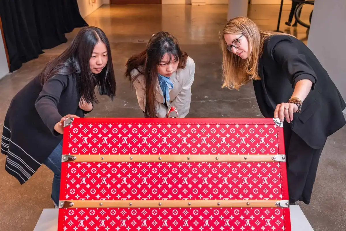 Sự minh bạch và yếu tố giáo dục có thể biến tò mò thành lòng trung thành.